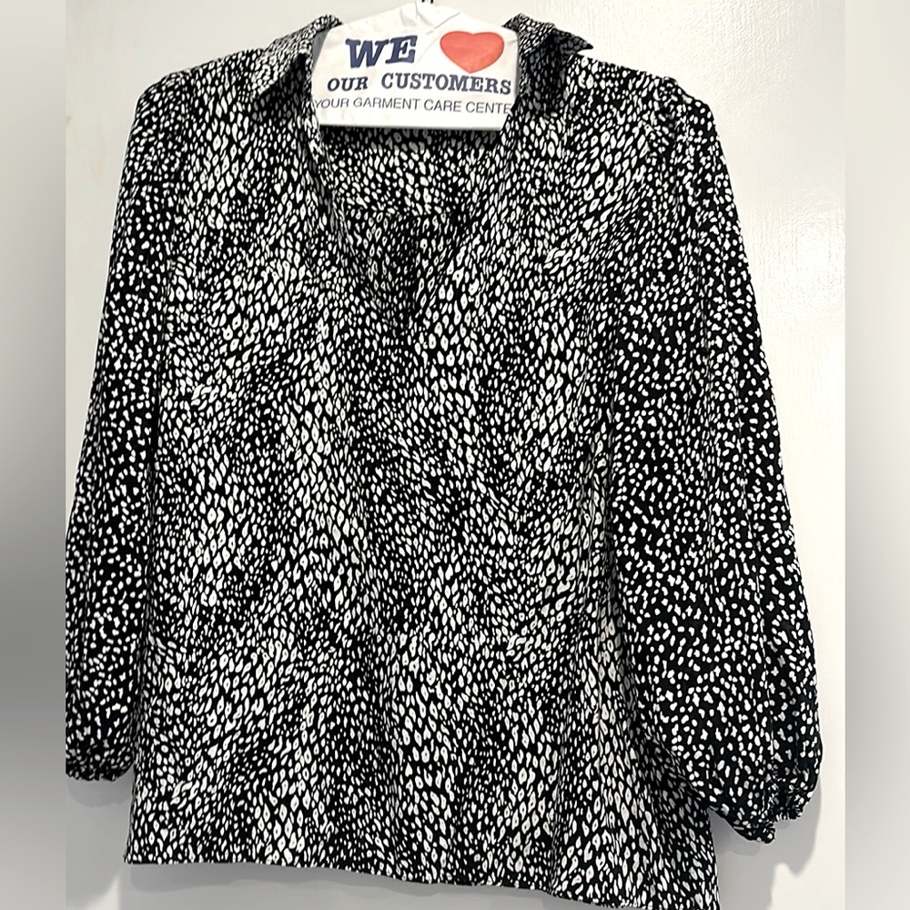 Alice and Olivia Black and White deep V neck blouse. size M
